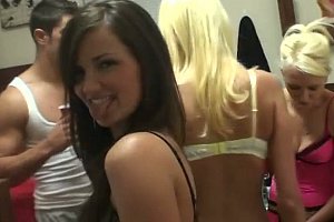 欧美艳星超乳巨大videos